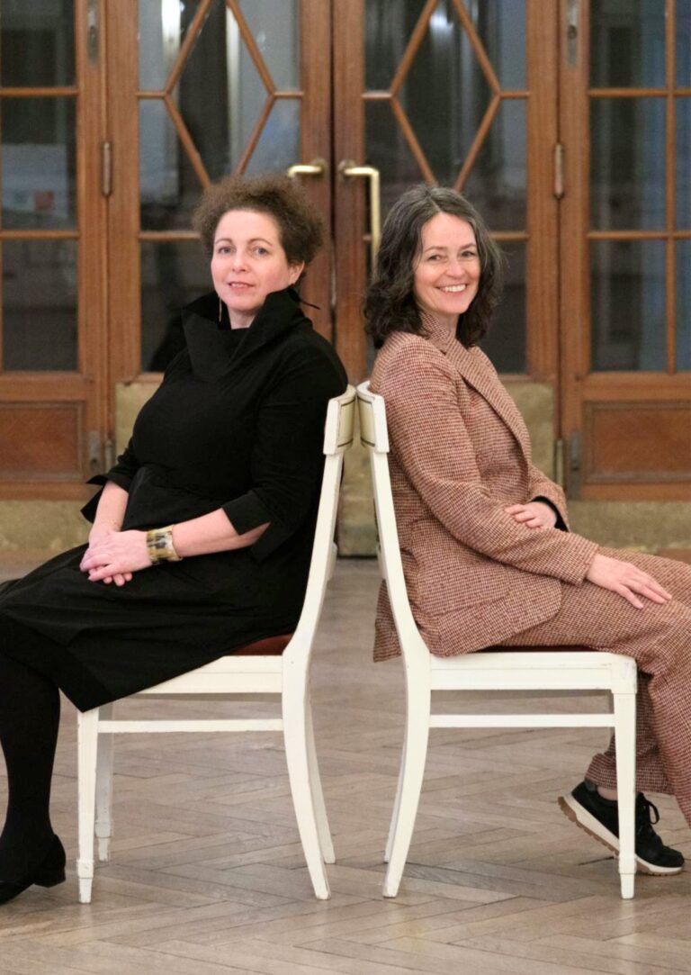 Heike und Irene sitzten auf einem Sessel im Festsaal des Südbahnhotels am Semmering